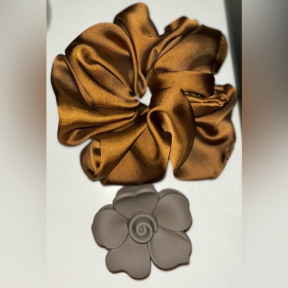 Satin Jumbo Scrunchie Cute Flower Embossed Hair Clip, Hair Accessory Set NWOT - Picture 6 of 9